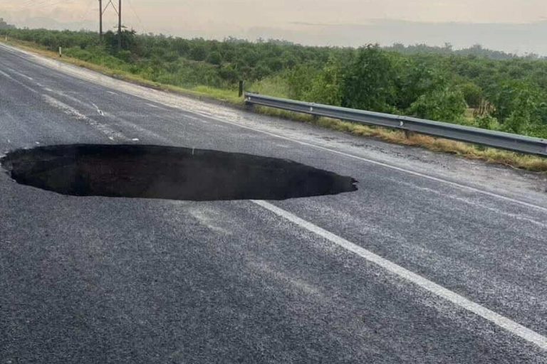Se abre socavón en la carretera Cuatro Caminos–Apatzingán
