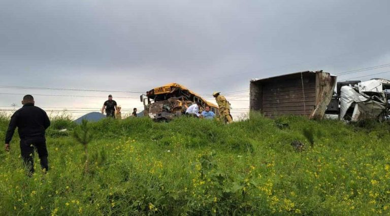 Un muerto y tres heridos, tras aparatoso choque entre autobús de personal y tolva, en Purépero