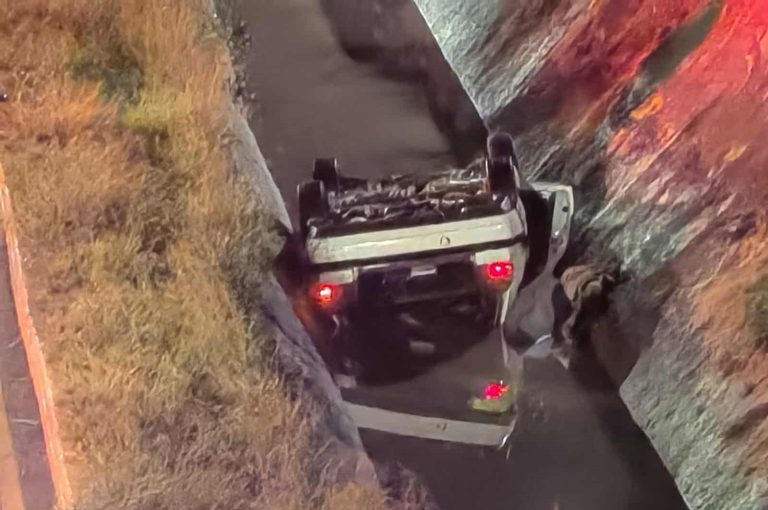 Volcadura vehicular deja tres jóvenes muertos y tres heridos cerca del Estadio Morelos