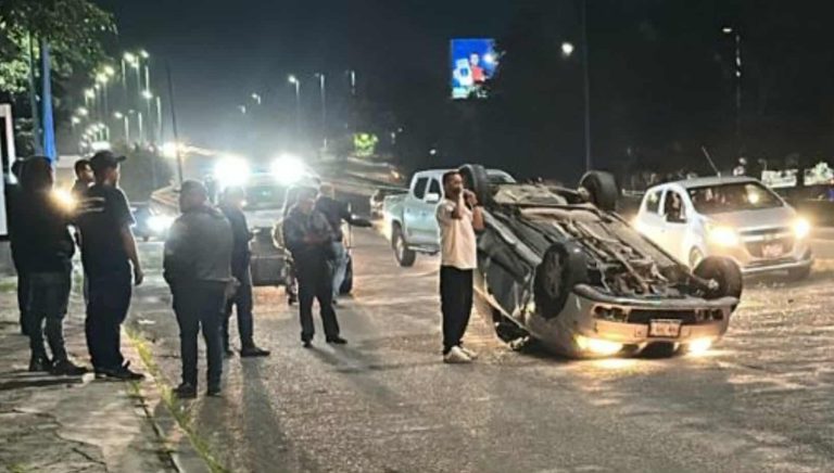 Vuelca automóvil en cerca de la Terminal de Autobuses de Morelia