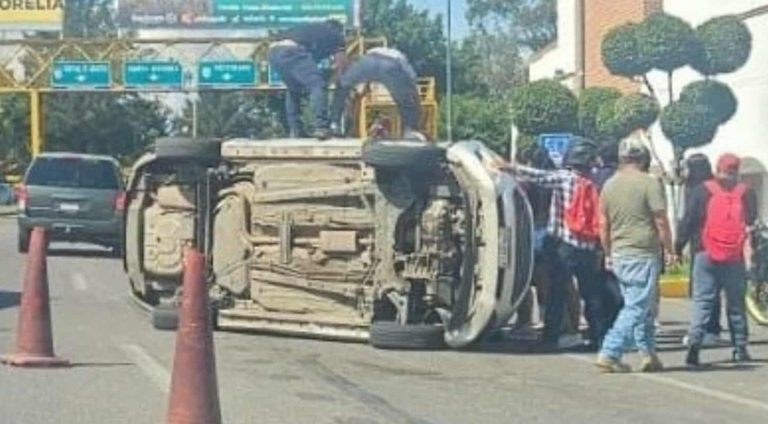 Vuelca vehículo en la Avenida Morelos Norte de Morelia