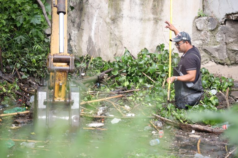 Brigadas municipales retiran tapón de desechos en Dren Barajas
