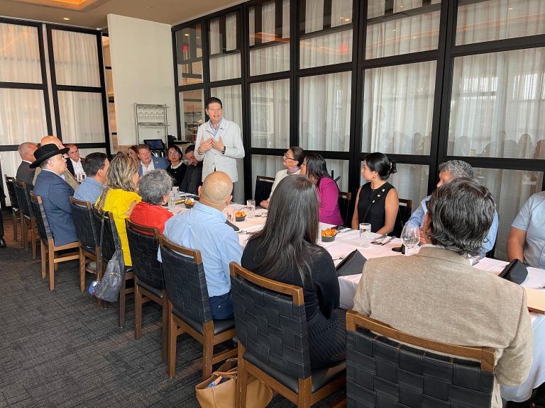 Expone Alcalde atractivos turísticos y de inversión a empresarios y legisladores de Chicago