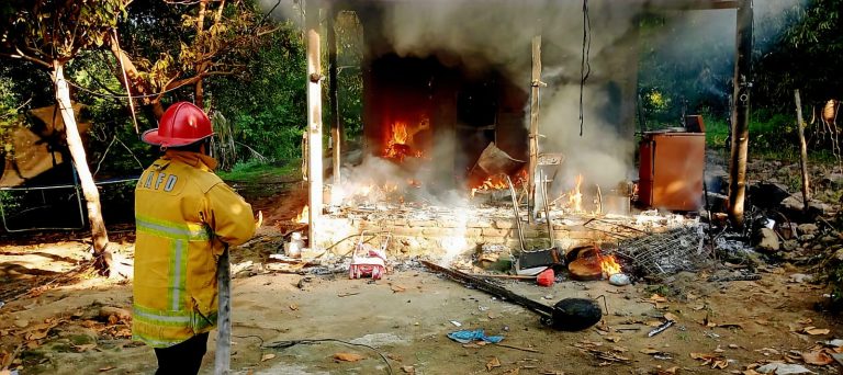 Incendio consume vivienda en Apatzingán; no se reportan heridos