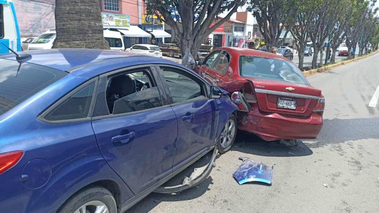 Ocurre choque entre 2 autos sobre el periférico de Morelia