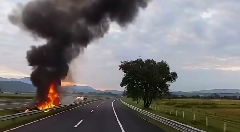 Tráiler vuelca y arde en llamas en la autopista México-Guadalajara