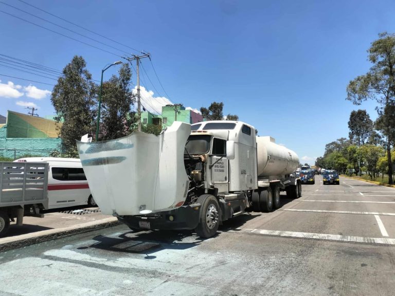 Se incendia motor de tractocamión pipa en el Libramiento Poniente de Morelia