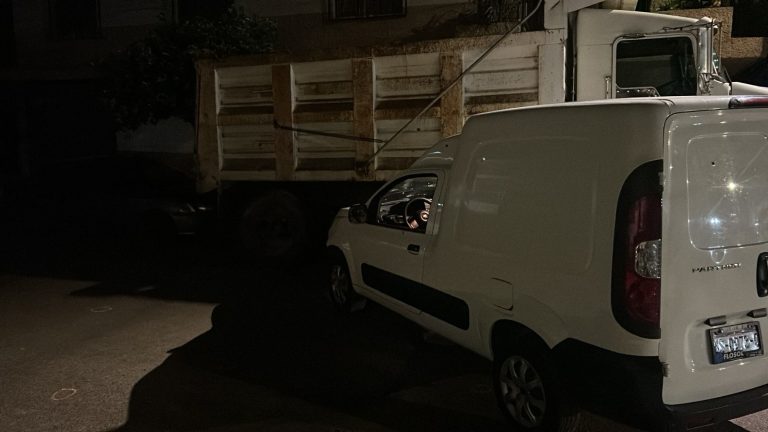 Atacan a balazos a conductor en Jacona; su camioneta choca contra un camión de carga