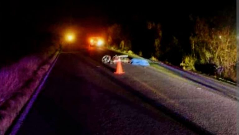 Pareja de motociclistas muere tras ser embestidos por un tráiler, en Ixtlán