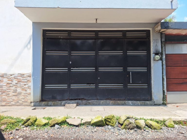 Delincuentes en moto balean domicilio en la colonia Francisco Villa, Uruapan