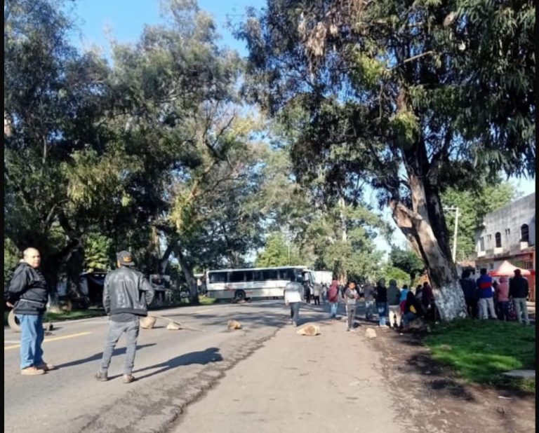 Bloquean carretera Carapan-Zamora; exigen presupuesto directo