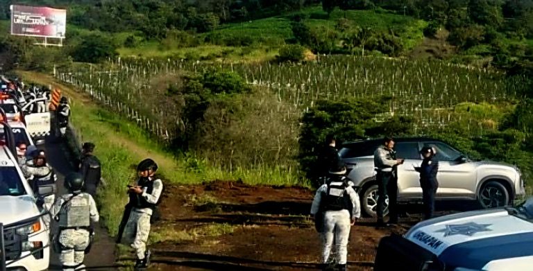 Policías y robacarros protagonizan persecución en la Siglo XXI, a la altura de Taretan