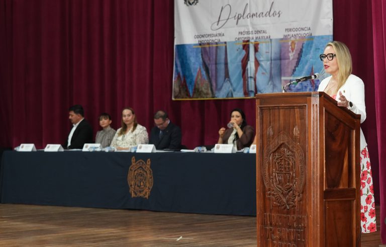 Clausuran diplomados de Odontología en la UMSNH
