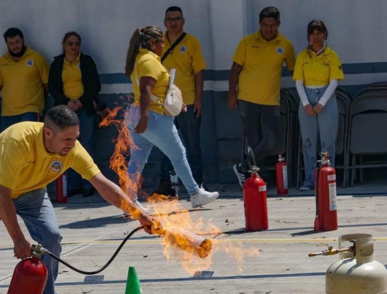 Transportistas escolares recibieron capacitación contra incendios, previo a reiniciar labores