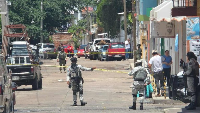 Tras reporte de disparos, policías encuentran jaguar asesinado y dos explosivos, en Jacona