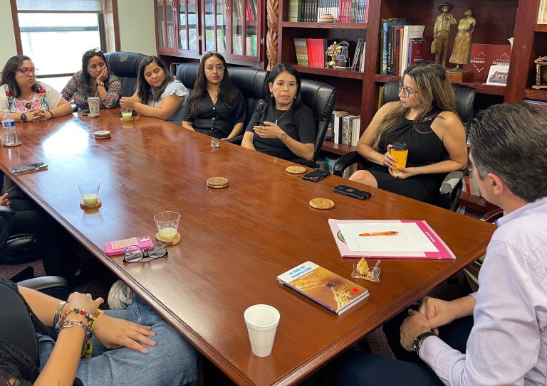 Dialoga y construye Alfonso Martínez con jóvenes migrantes