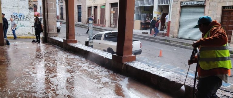 Realizan limpieza integral del Mercado Nicolás Bravo