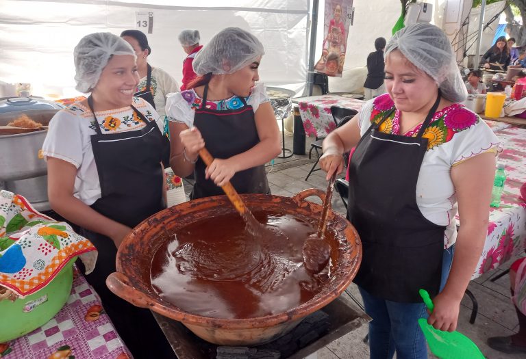 Mole blanco y de guayaba, las innovaciones en la Feria en la tenencia de Santa María de Guido
