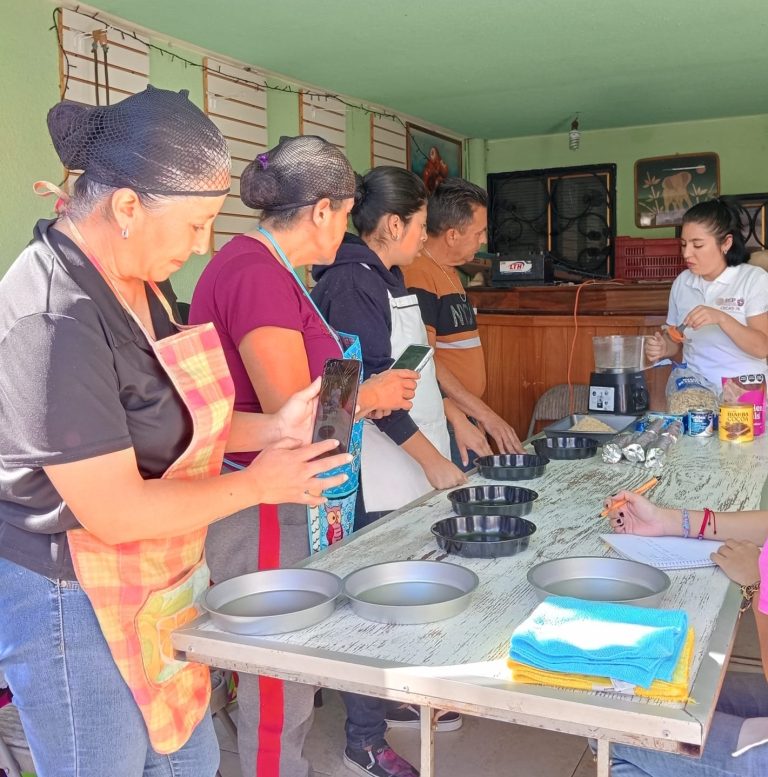 Fortalece Alfonso Martínez programas para capacitar y abrir oportunidades para las mujeres