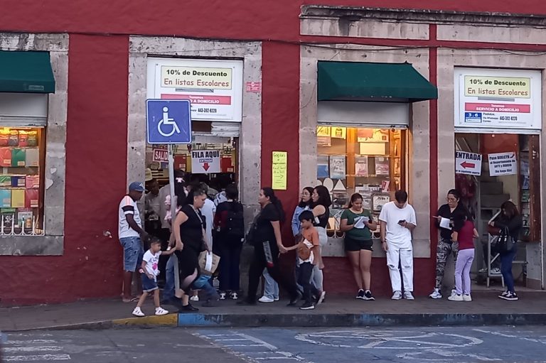 Largas filas para surtir la lista de útiles escolares en papelerías de Morelia