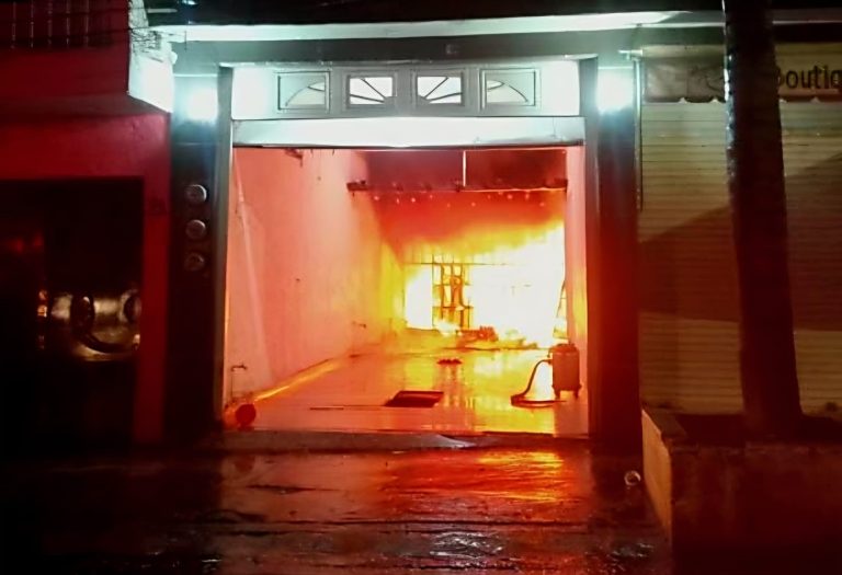 Criminales queman casa de presidenta municipal de Queréndaro y vandalizan vivienda del síndico