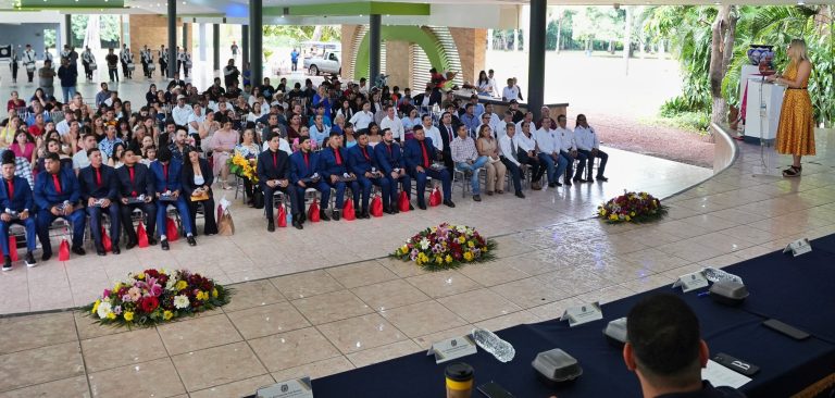 Entrega de cartas de pasante a egresados de Licenciaturas de Ingeniero Agrónomo Horticultor y en Administración de Empresas