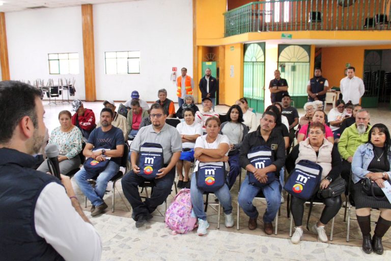 Entregan mochilas de emergencia en colonia Industrial