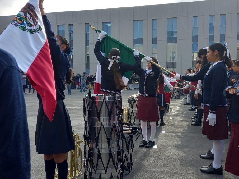 Entrega alcalde kits de Bandas de Guerras y Banderas a 25 escuelas de nivel básico