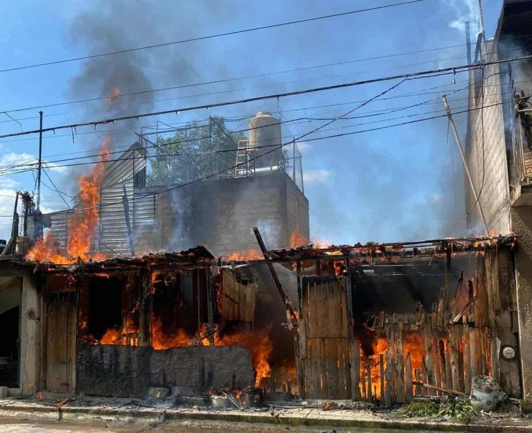 Arde domicilio de madera en Zitácuaro