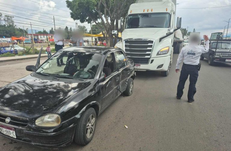 Auto y tractocamión protagonizan choque en la Avenida Morelos Norte, de Morelia