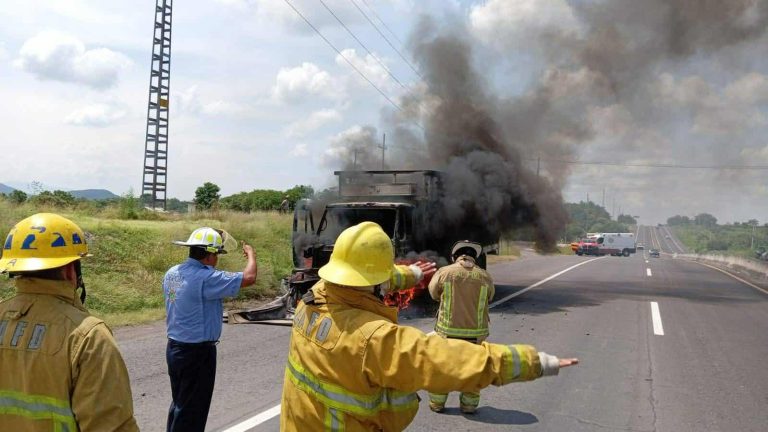 Camión limonero arde en llamas, sobre la carretera Apatzingán–Cuatro Caminos