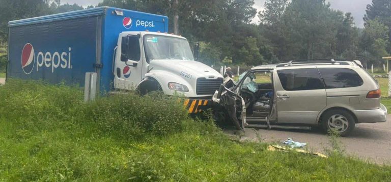 Choque entre camioneta y camión refresquero deja un herido en la región de Ocampo