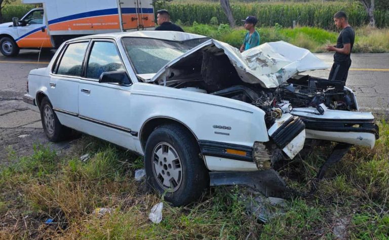 Dos muertos tras choque de moto y auto, en la carretera Zamora–La Barca