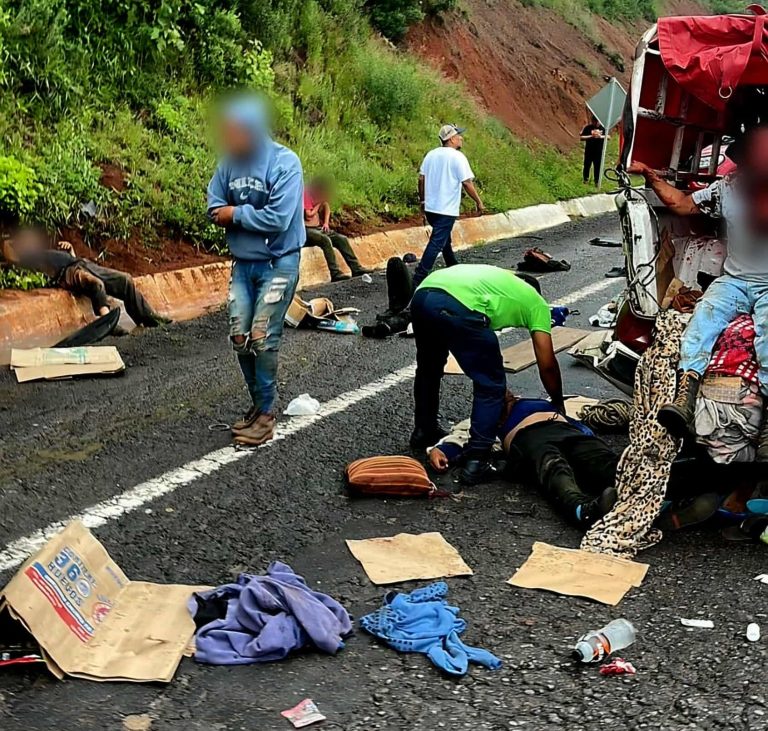 Fatal choque vehicular en la autopista Siglo XXI deja un muerto y siete heridos