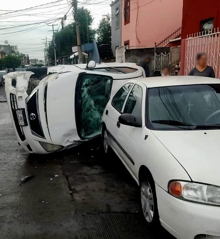 Auto choca contra coche estacionado y vuelca en el Infonavit Constituyentes de Uruapan