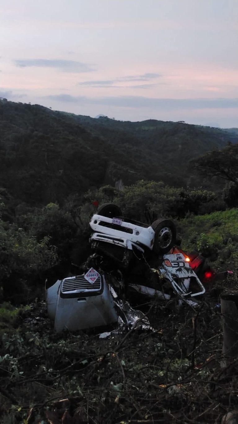 Se desbarranca camión cisterna en la carretera Villa Madero-Nocupétaro; chofer queda herido