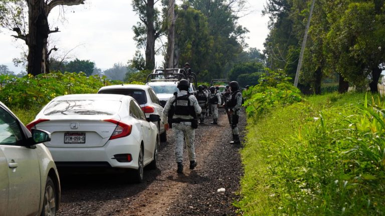 Abandonan un ejecutado con narcomensaje, en brecha de Zamora