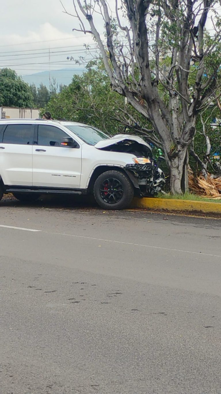 Camioneta choca contra árbol en el periférico de Morelia 