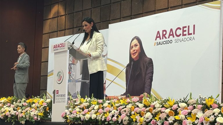 Entre vítores de “gobernadora”, Saucedo rinde informe y olvida a PRI y PAN