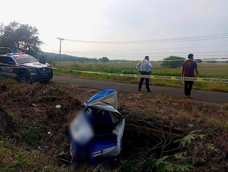 Camioneta embiste a mototaxi en Pajacuarán; hay tres fallecidos