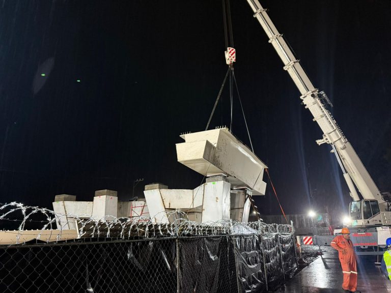 Colocan la primera trabe de acero en paso vehicular La Hielera, en Uruapan