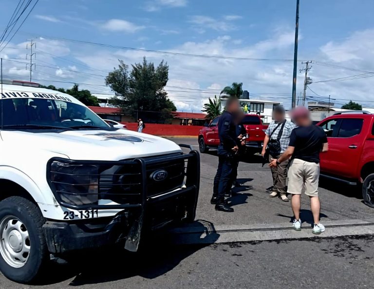 Sujeto armado golpea y amedrenta a motociclista al norte de Morelia