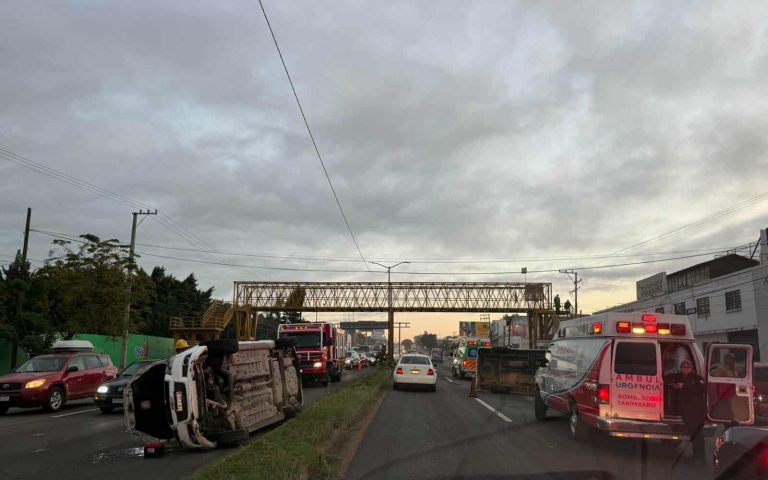 En accidente vuelcan  auto y combi en la avenida Morelos Norte de Morelia 