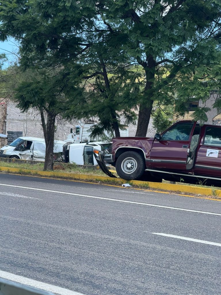 Camioneta del «Padre Pistolas» involucrado en accidente en la carretera Morelia-Tarímbaro 