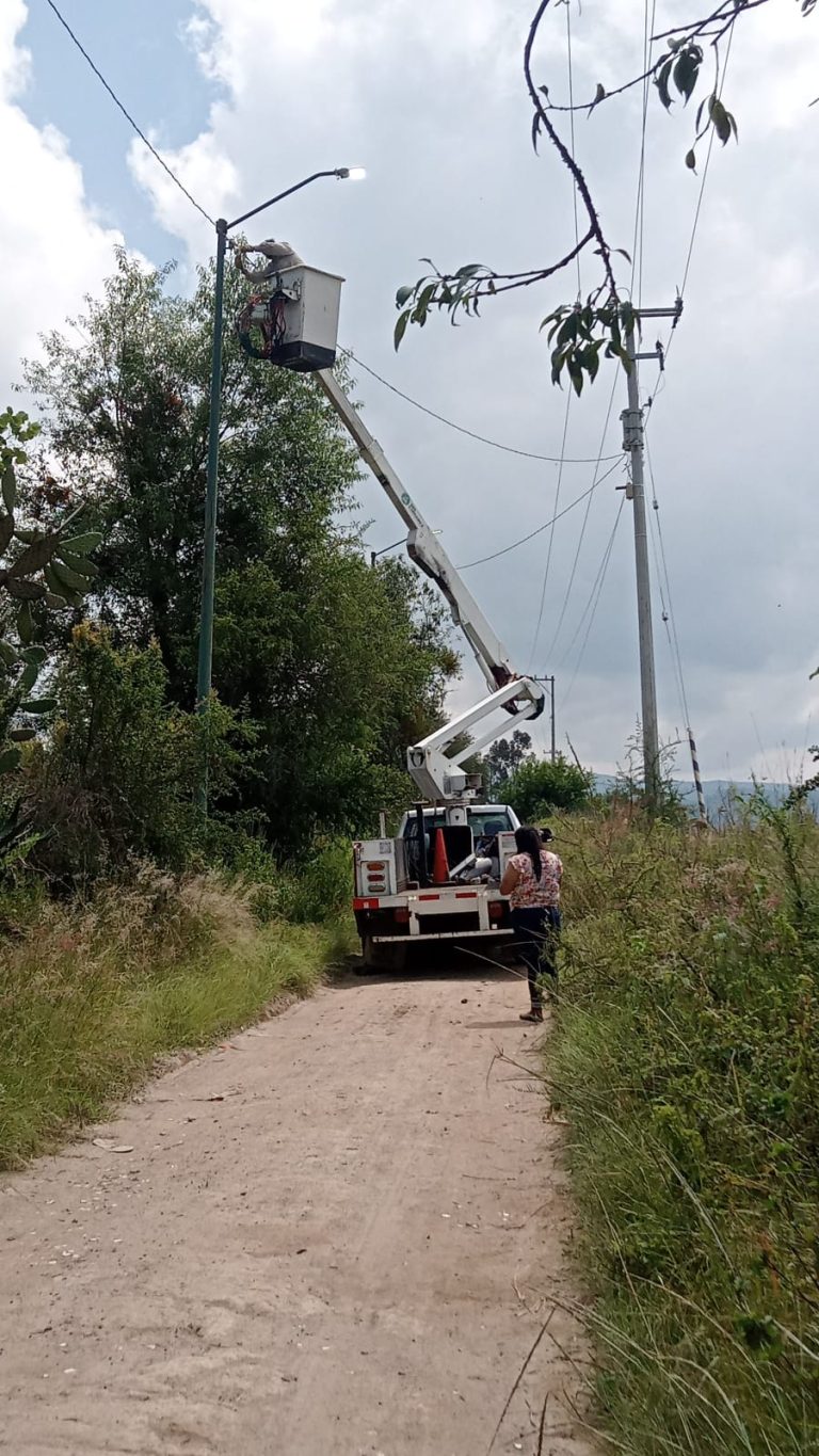 Ayuntamiento interviene luminarias en tenencia Santiago Undameo
