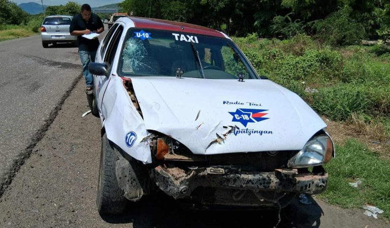 Joven motociclista grave tras choque frontal con taxi en Apatzingán