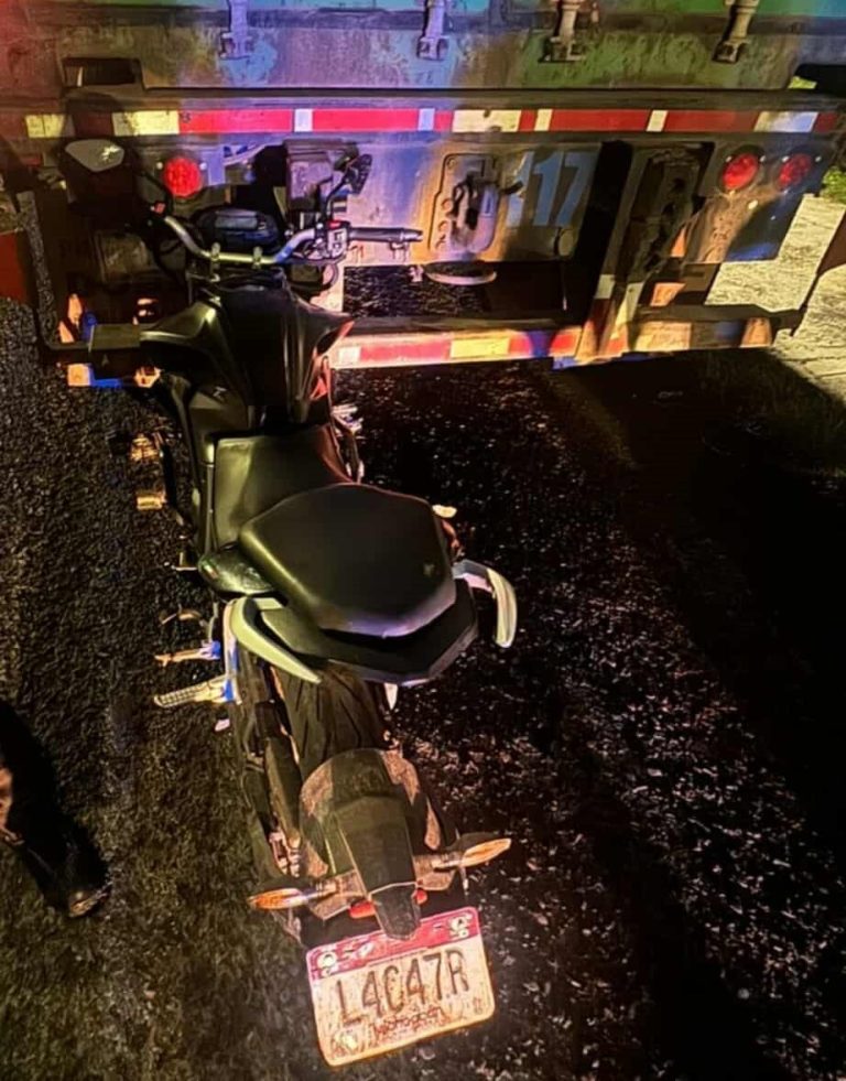 Motociclista choca contra retaguardia de tractocamión en el Libramiento Norponiente de Morelia