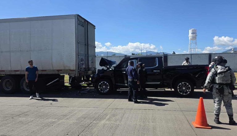 Motociclista es embestido por una camioneta y proyectado debajo de un tráiler, en Zamora