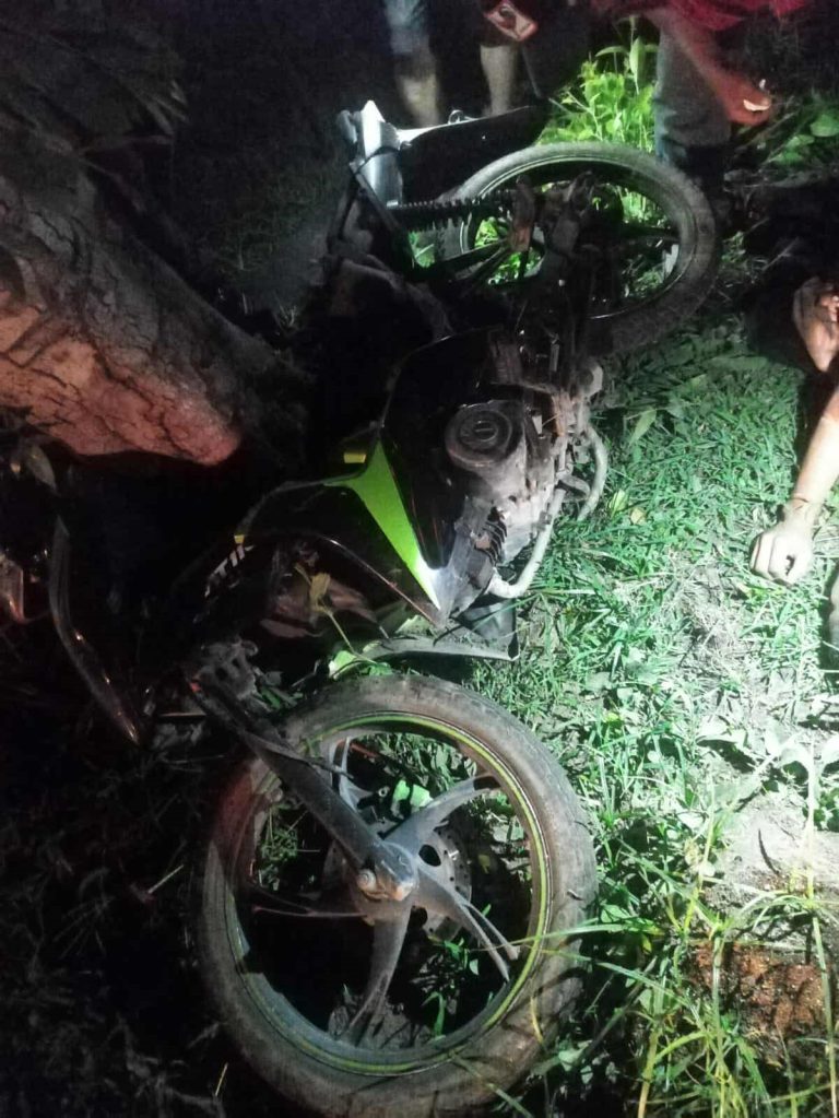 Motociclista resulta gravemente herido tras impactarse contra un árbol, en Apatzingán