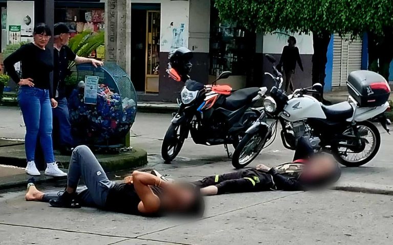 Motociclistas chocan en Uruapan; dos jóvenes fueron hospitalizados